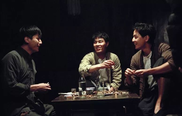 以前喝酒湊錢，現(xiàn)在喝酒湊人(圖3)