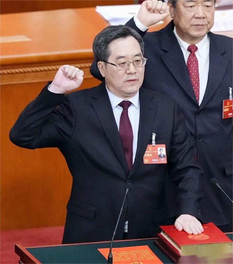 最年輕的現(xiàn)任中央政治局常委，用24年從基層到巔峰(圖2)