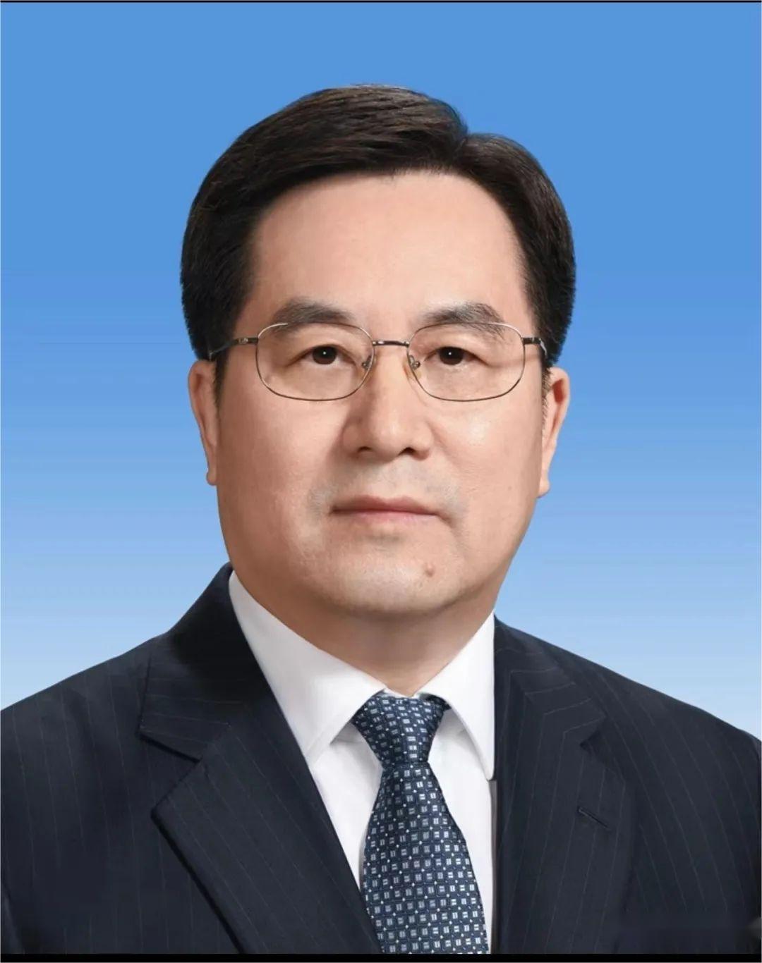 最年輕的現(xiàn)任中央政治局常委，用24年從基層到巔峰(圖1)