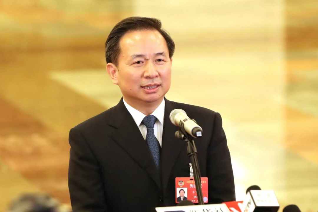 他是現(xiàn)任最年輕政治局委員，今年不到60歲，還身兼3個(gè)重要領(lǐng)導(dǎo)職務(wù)(圖1)