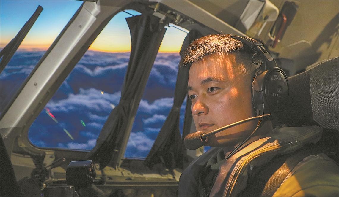 振翅云端 巡獵海天——海軍航空兵某部長(zhǎng)航時(shí)反潛訓(xùn)練影像(圖1)