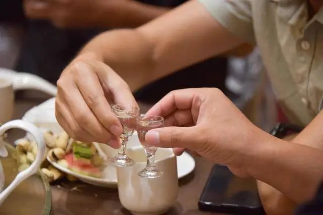 敬酒時不知道說什么？學(xué)會這四招，得體又恰當，敬酒不再尷尬！(圖1)