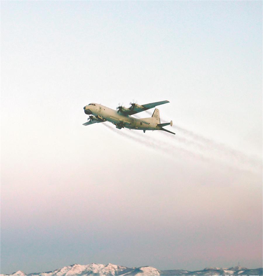 戰(zhàn)鷹巡航海天間，海軍航空兵某部開展反潛訓(xùn)練(圖1)