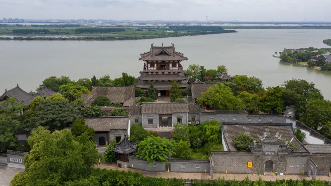 蘇軾在這座名樓.jpg 蘇軾《潤州甘露寺彈箏》(圖2)