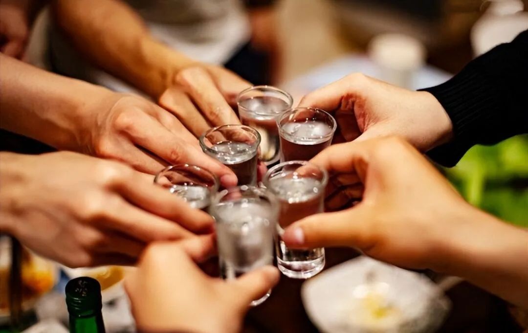 如何正確結(jié)交酒桌上的人？(圖1)