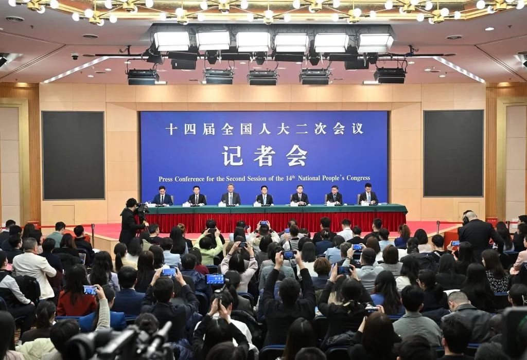 潘功勝行長(zhǎng)在十四屆全國(guó)人大二次會(huì)議經(jīng)濟(jì)主題記者會(huì)上答記者問(圖1)