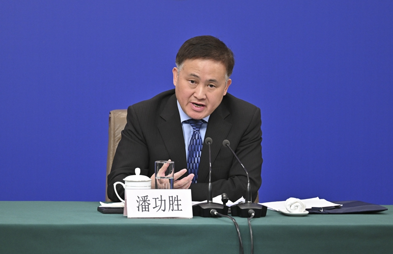 潘功勝行長(zhǎng)在十四屆全國(guó)人大二次會(huì)議經(jīng)濟(jì)主題記者會(huì)上答記者問(圖2)