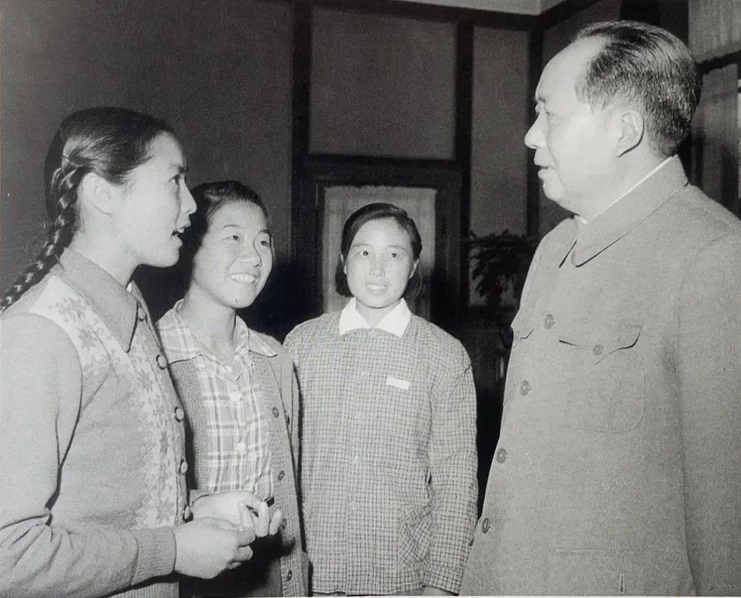 毛主席提到婦女的偉大力量時這樣說:世界上的任何事情，要是沒有女子參加，就做不成氣。(圖4)
