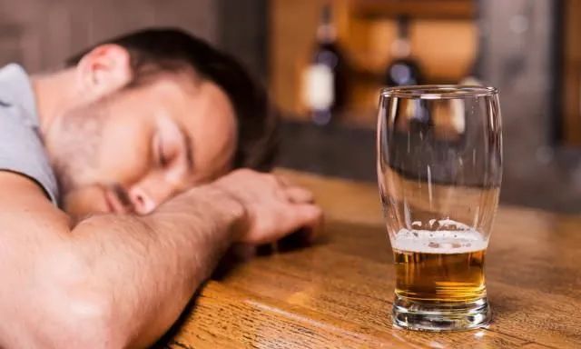 白酒上頭原因揭秘：為何有的酒喝完讓人頭痛難受，有的酒卻不會？(圖2)