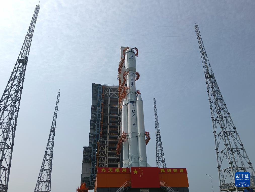 鵲橋二號(hào)中繼星任務(wù)星箭組合體垂直轉(zhuǎn)運(yùn)至發(fā)射區(qū)(圖6)