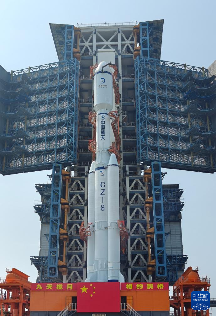 鵲橋二號(hào)中繼星任務(wù)星箭組合體垂直轉(zhuǎn)運(yùn)至發(fā)射區(qū)(圖4)