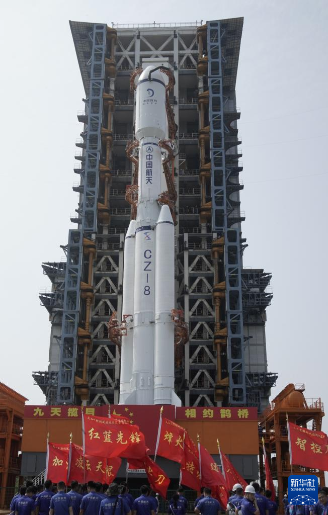 鵲橋二號(hào)中繼星任務(wù)星箭組合體垂直轉(zhuǎn)運(yùn)至發(fā)射區(qū)(圖3)