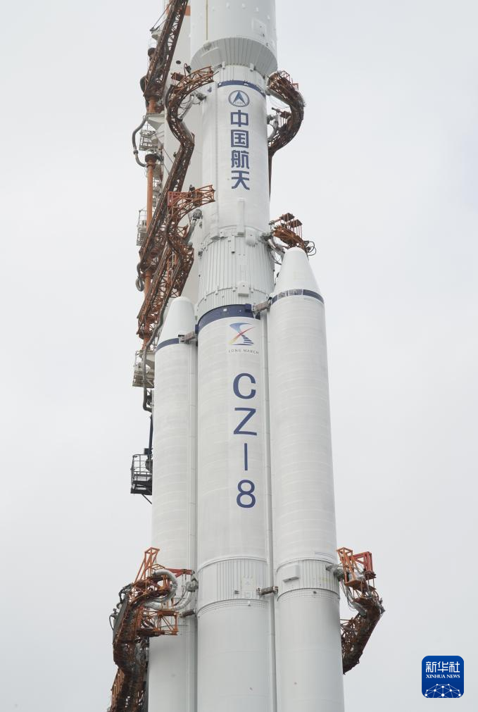 鵲橋二號(hào)中繼星任務(wù)星箭組合體垂直轉(zhuǎn)運(yùn)至發(fā)射區(qū)(圖2)