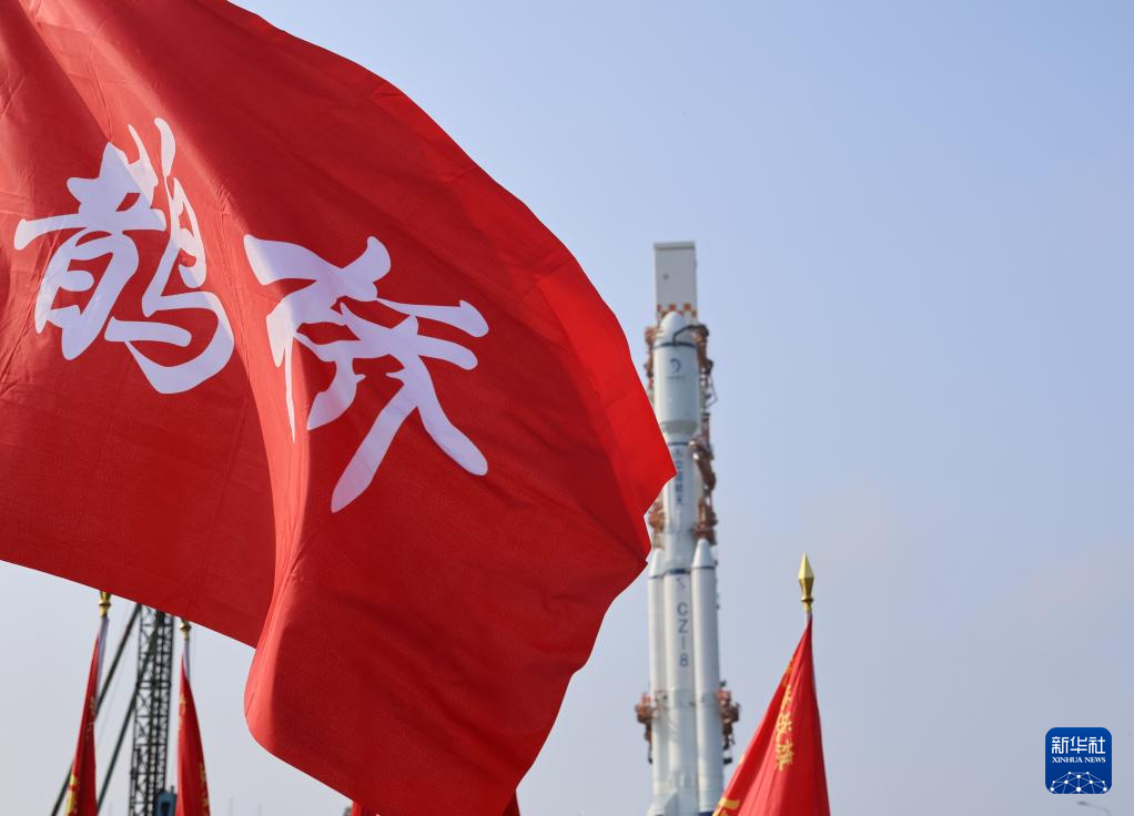 鵲橋二號(hào)中繼星任務(wù)星箭組合體垂直轉(zhuǎn)運(yùn)至發(fā)射區(qū)(圖1)