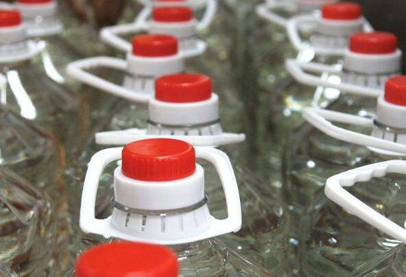塑料瓶是否可以用來裝白酒？(圖1)