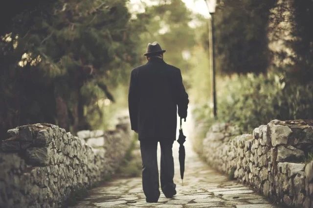 “老人歸去，早有暗示”，老人出現(xiàn)這5個舉動，子女要留意！(圖1)
