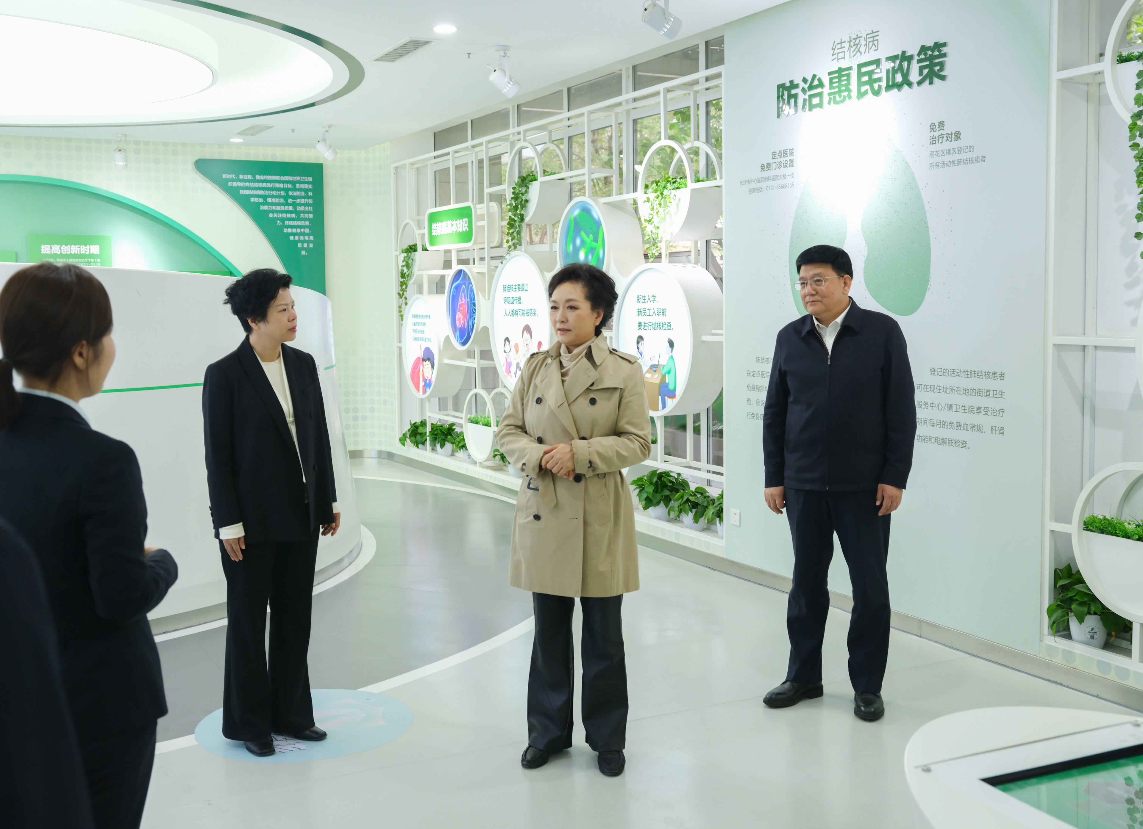 彭麗媛在湖南長沙調(diào)研基層結(jié)核病防治工作(圖1)