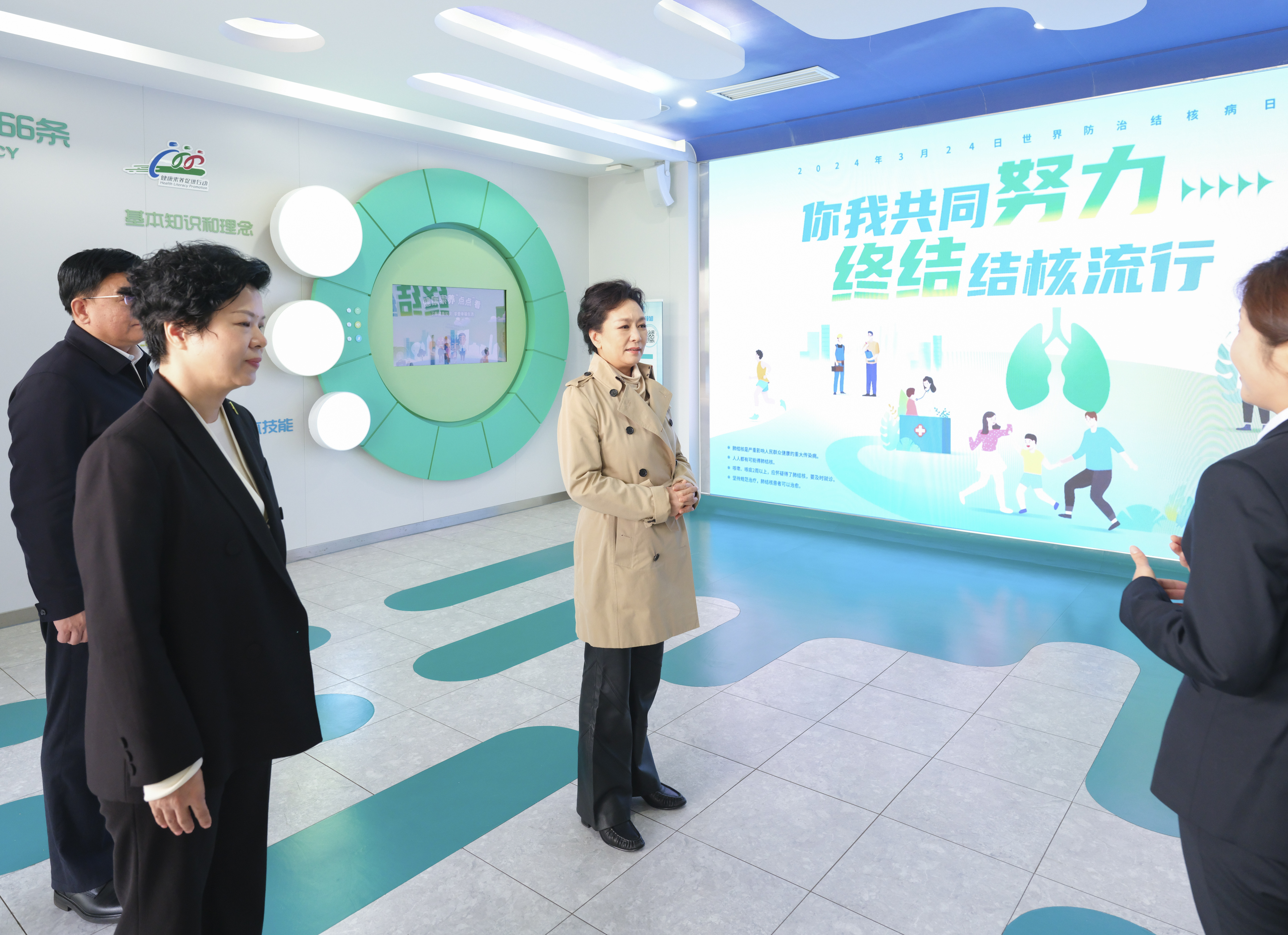 彭麗媛在湖南長沙調(diào)研基層結(jié)核病防治工作(圖2)