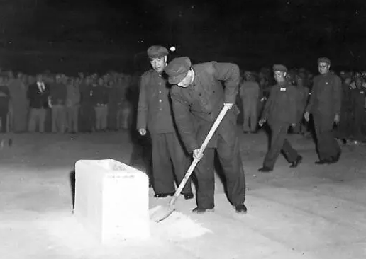 人民英雄紀(jì)念碑誕生內(nèi)聞，周恩來(lái)提議建在天安門廣場(chǎng)，碑題碑文用掉130兩黃金(圖3)