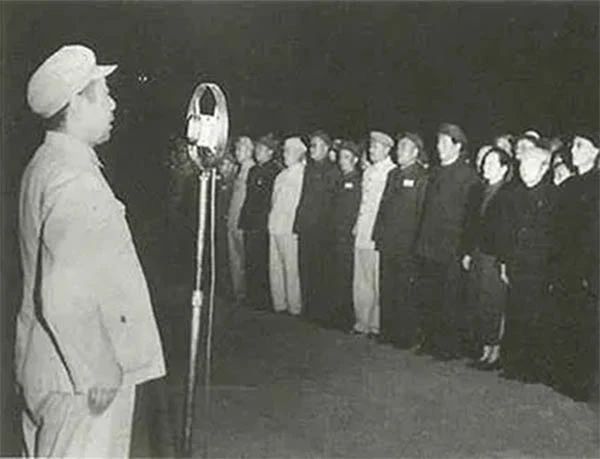 人民英雄紀(jì)念碑誕生內(nèi)聞，周恩來(lái)提議建在天安門廣場(chǎng)，碑題碑文用掉130兩黃金(圖2)