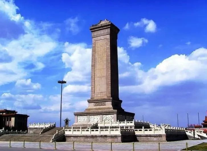 人民英雄紀(jì)念碑誕生內(nèi)聞，周恩來(lái)提議建在天安門廣場(chǎng)，碑題碑文用掉130兩黃金(圖8)
