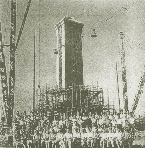 人民英雄紀(jì)念碑誕生內(nèi)聞，周恩來(lái)提議建在天安門廣場(chǎng)，碑題碑文用掉130兩黃金(圖12)
