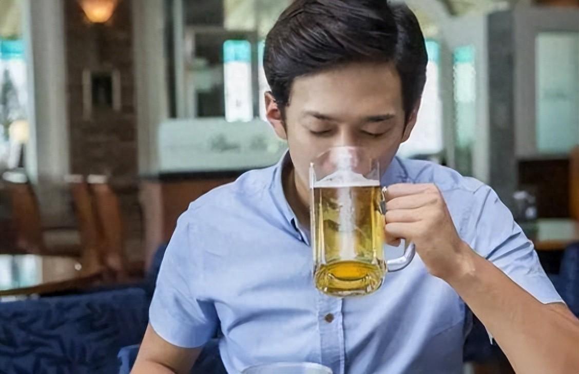 喝“白酒”和“啤酒”，哪個(gè)對(duì)身體傷害大？建議男性朋友了解一下(圖1)