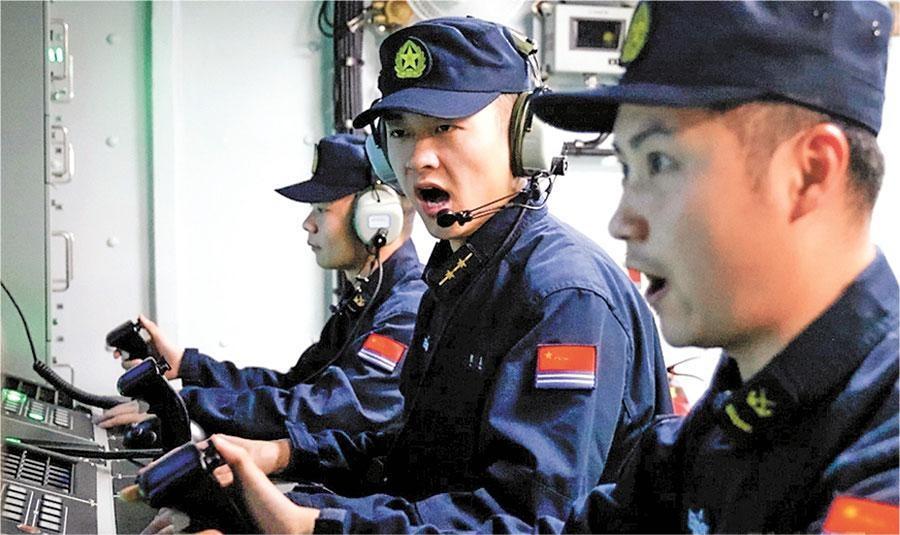 下達(dá)射擊口令.jpg 深藍(lán)航道 戰(zhàn)艦出擊|海軍某護(hù)衛(wèi)艦支隊(duì)進(jìn)行海上訓(xùn)練(圖2)