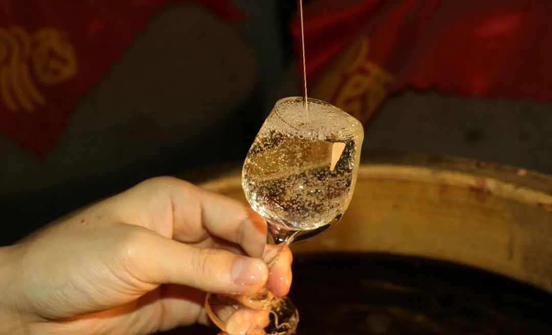 酒花拉絲.jpg 判斷醬酒酒質(zhì)的五大黃金法則(圖3)