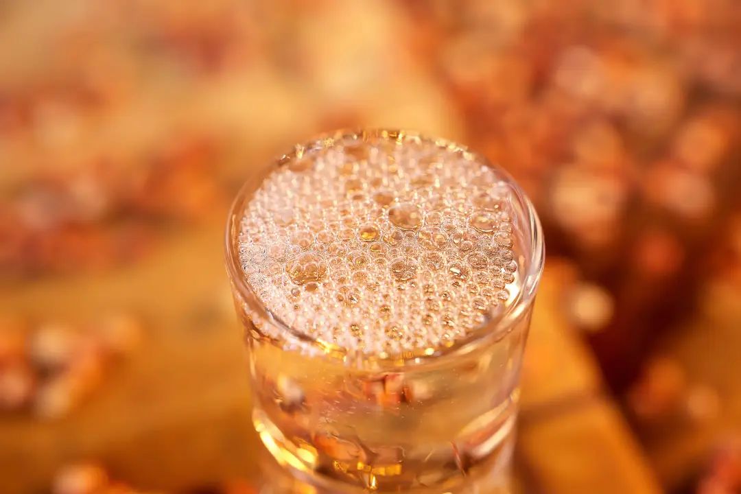 剛生產(chǎn)出的新酒酒花.jpg 稻殼:醬酒釀造中的關(guān)鍵角色與多功能填充劑(圖5)