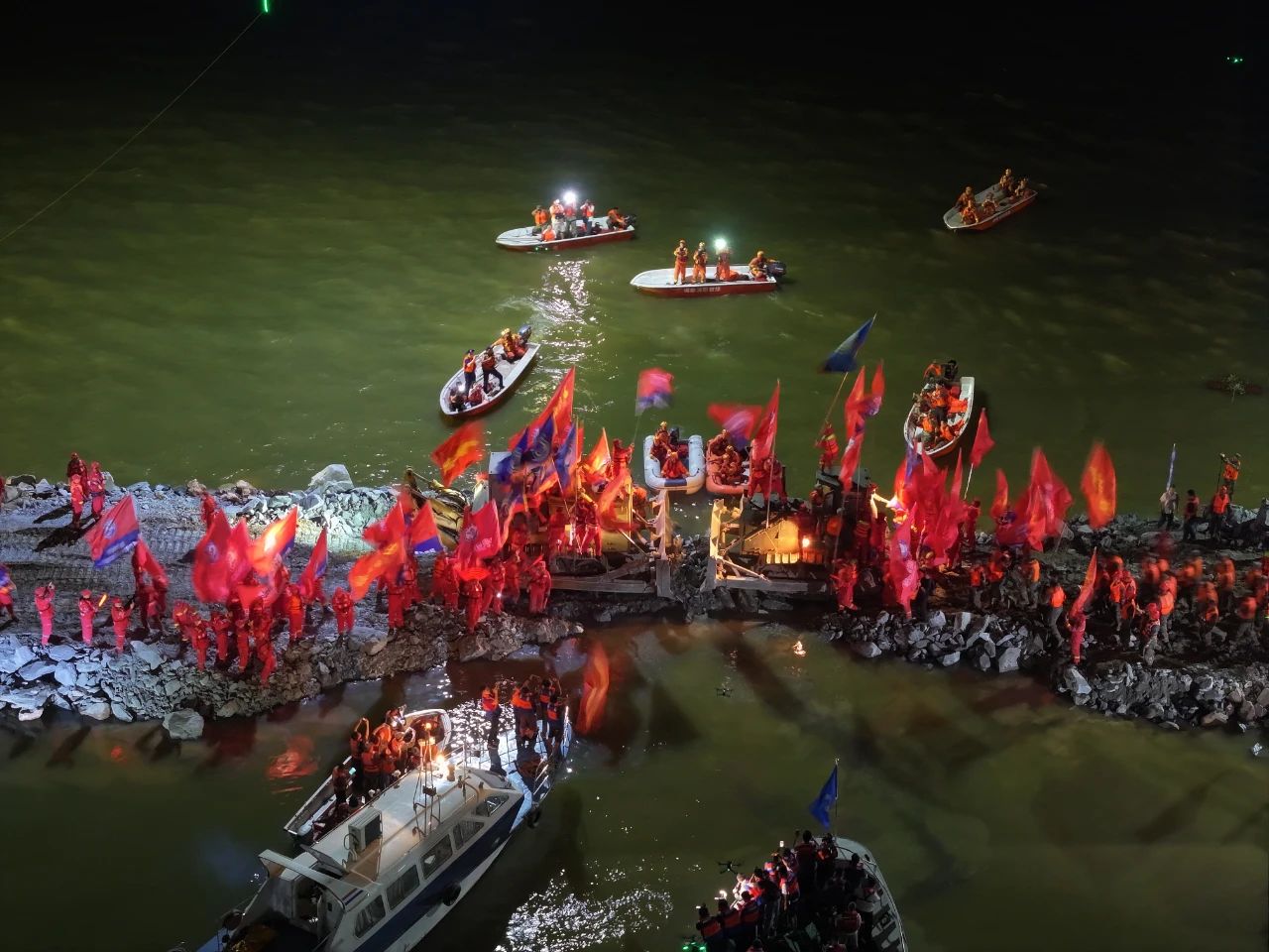 現(xiàn)場畫面！洞庭湖大堤決口完成封堵(圖1)