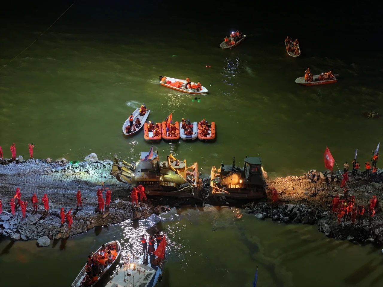 現(xiàn)場畫面！洞庭湖大堤決口完成封堵(圖2)
