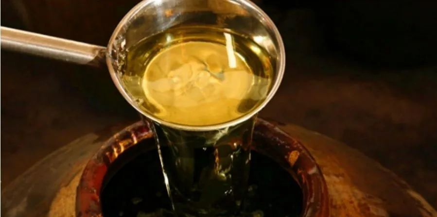 長(zhǎng)時(shí)間儲(chǔ)存后，醬香酒酒體顏色變黃的原理是什么？(圖3)