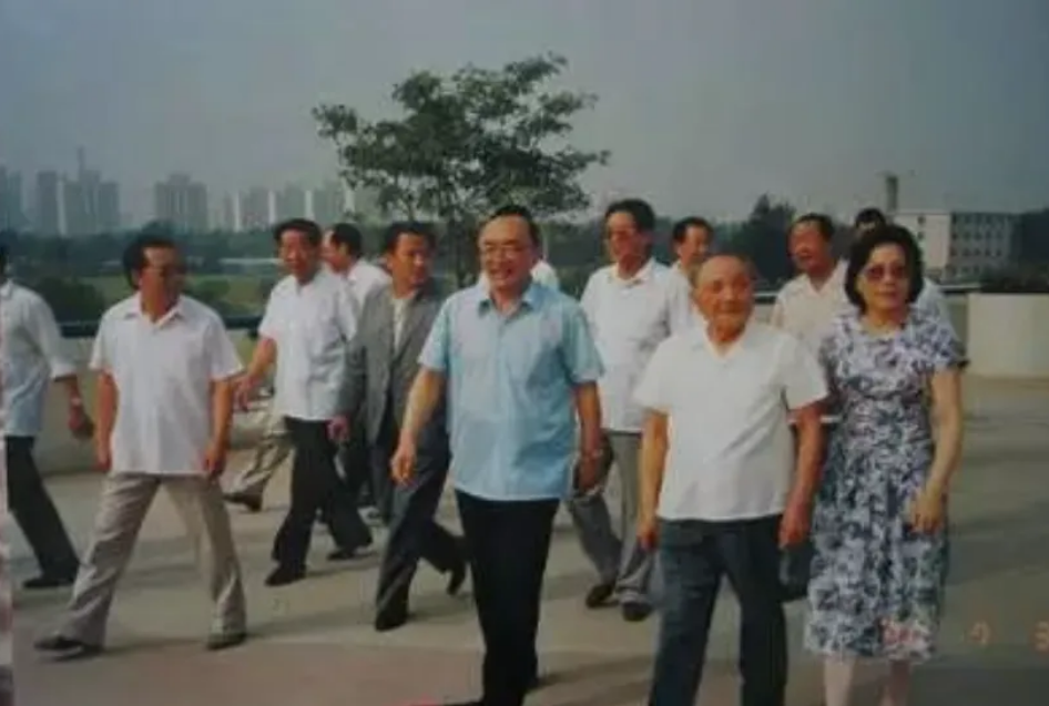 為觀看奧運會，鄧小平自己拿出生活費買球票(圖13)