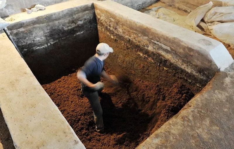 窖底.jpg 世界非物質(zhì)文化遺產(chǎn)--紅色壹號(hào)和茅臺(tái)酒釀造工藝(圖5)