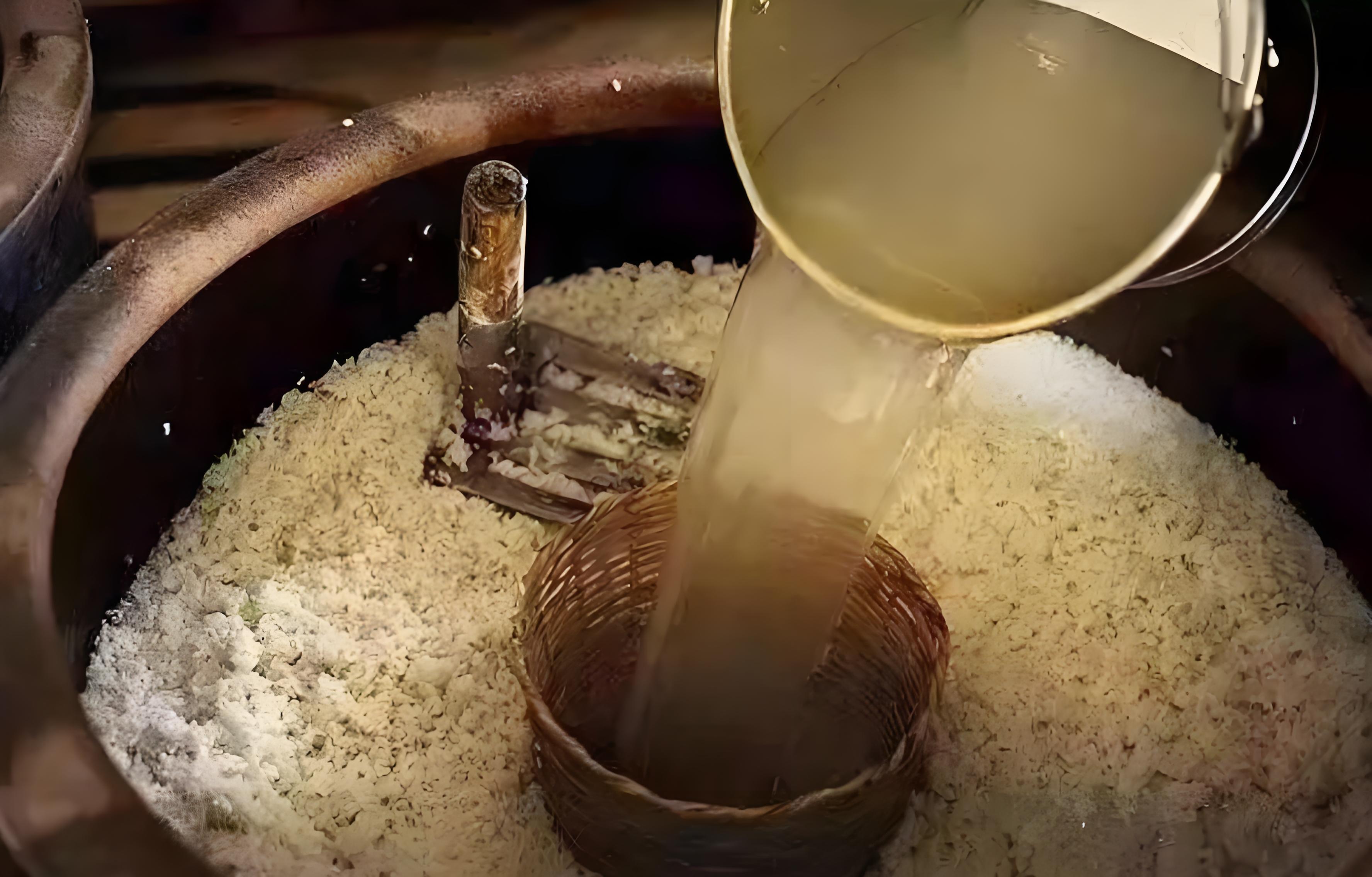 大米釀酒.jpg 白酒生產(chǎn)中的主要原料(淀粉質(zhì)原料)的成分及特性(圖4)