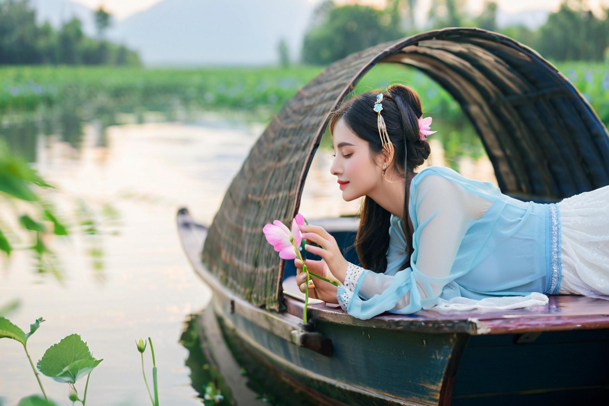 弄篙莫濺水,畏濕紅蓮衣.jpg 王維《皇甫岳云溪雜題五首 · 蓮花塢》(圖2)
