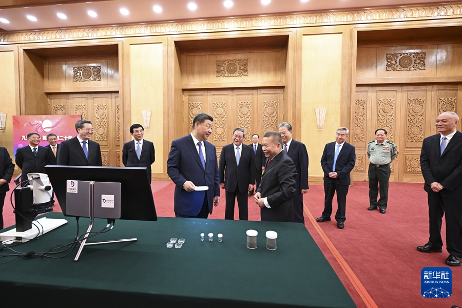 習(xí)近平在接見探月工程嫦娥六號(hào)任務(wù)參研參試人員代表3.jpg 習(xí)近平在接見探月工程嫦娥六號(hào)任務(wù)參研參試人員代表時(shí)發(fā)表重要講話強(qiáng)調(diào) 再接再厲乘勢(shì)而上 加快建設(shè)航天強(qiáng)國(guó)(圖4)