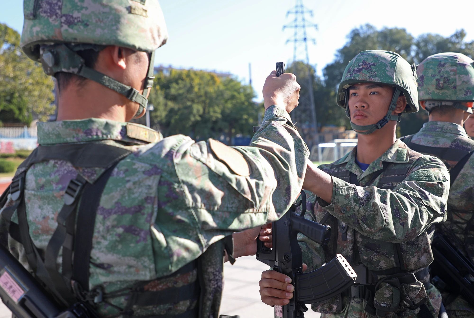 為千余名新兵授槍，現(xiàn)場(chǎng)太震撼！(圖7)