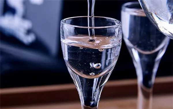 以我二兩情深酒，為君飲盡十年心(圖2)