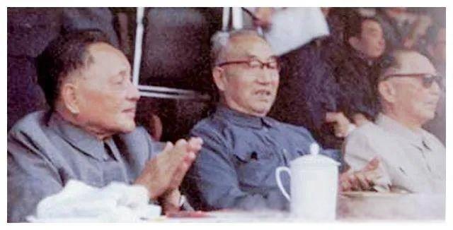 徐向前和鄧小平.jpg 徐向前元帥誕辰紀念日(1901年11月8日—1990年9月21日)(圖3)
