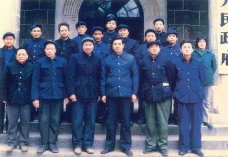 60年前，21歲的胡錦濤寫了一篇文章，致敬毛主席，刊登在《人民日?qǐng)?bào)》！(圖4)