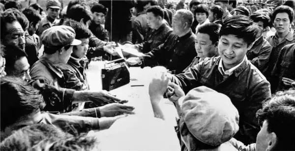 大街上擺桌子，習(xí)近平曾這樣做調(diào)研(圖1)