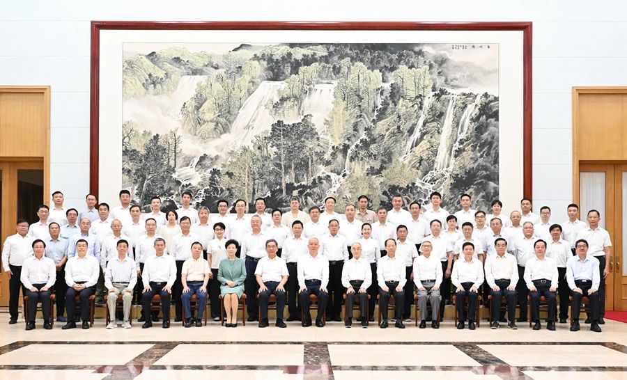 蔡奇看望慰問北戴河暑期休假專家(圖1)