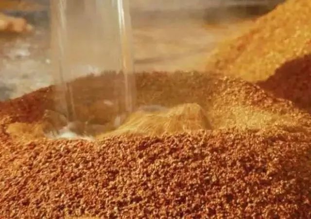 茅臺(tái)酒工藝 高溫蒸煮 沙.jpg 酒知識(shí)分享 | 固態(tài)法白酒和液態(tài)法白酒的本質(zhì)區(qū)別(圖2)