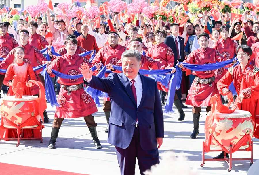 習(xí)近平在出席新疆維吾爾自治區(qū)成立70周年慶?；顒?dòng)后返回北京(圖2)