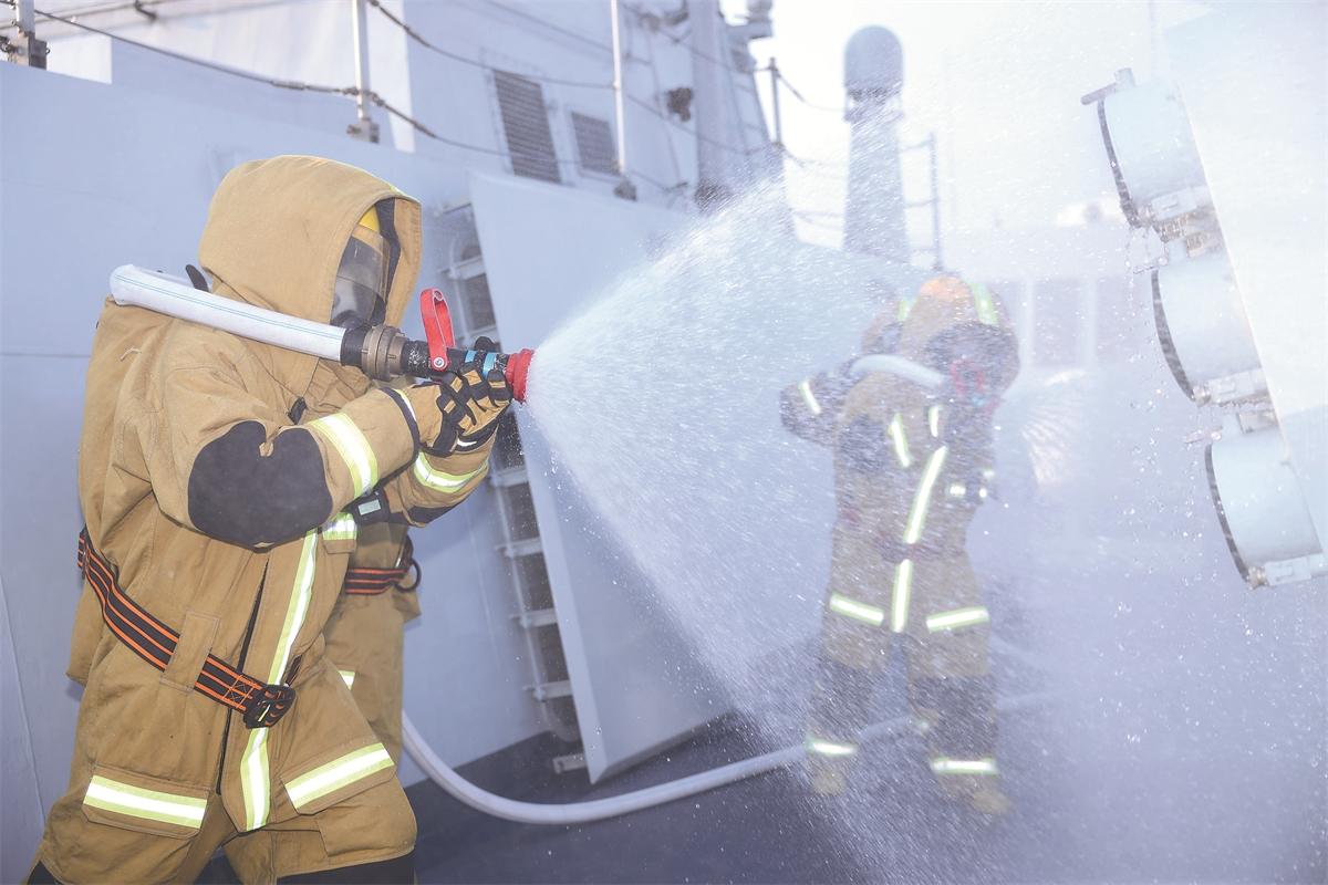 海軍某支隊艦艇海上多科目訓練掠影(圖3)