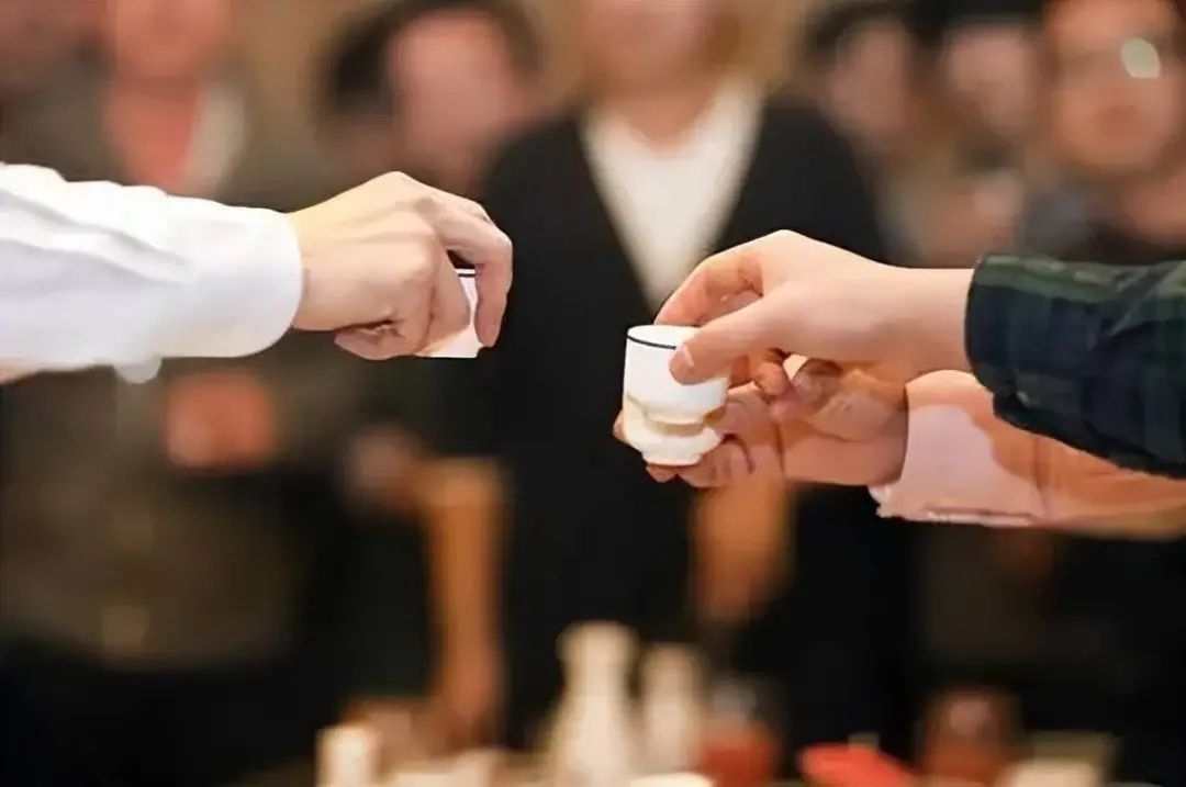 酒桌上，這四種人比賊還壞，離得越遠越好(圖5)