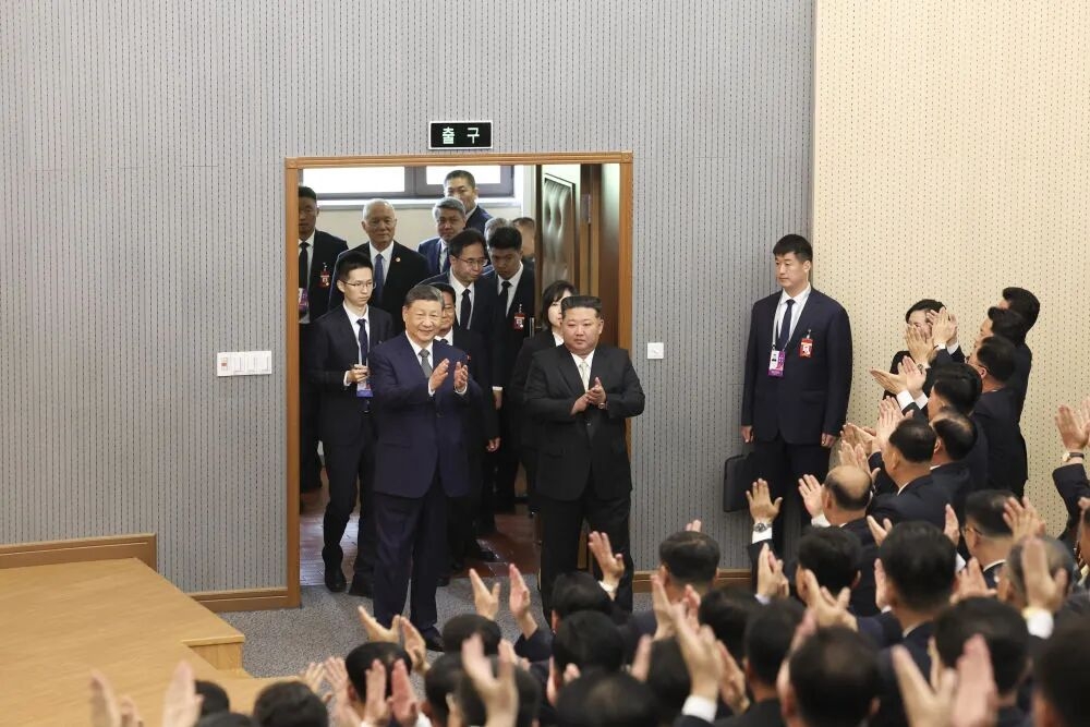 習(xí)近平參訪朝鮮勞動(dòng)黨中央干部學(xué)校(圖2)