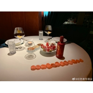28位同學(xué)北京相聚，點了28道美食和12瓶茅臺，結(jié)賬時呆若木